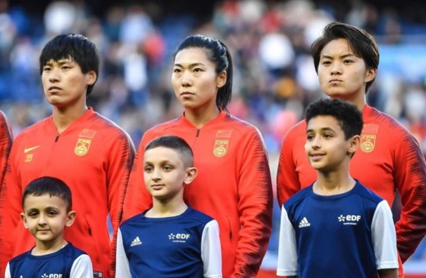 包含西班牙豪门输球暴露问题，队内调整加紧的词条