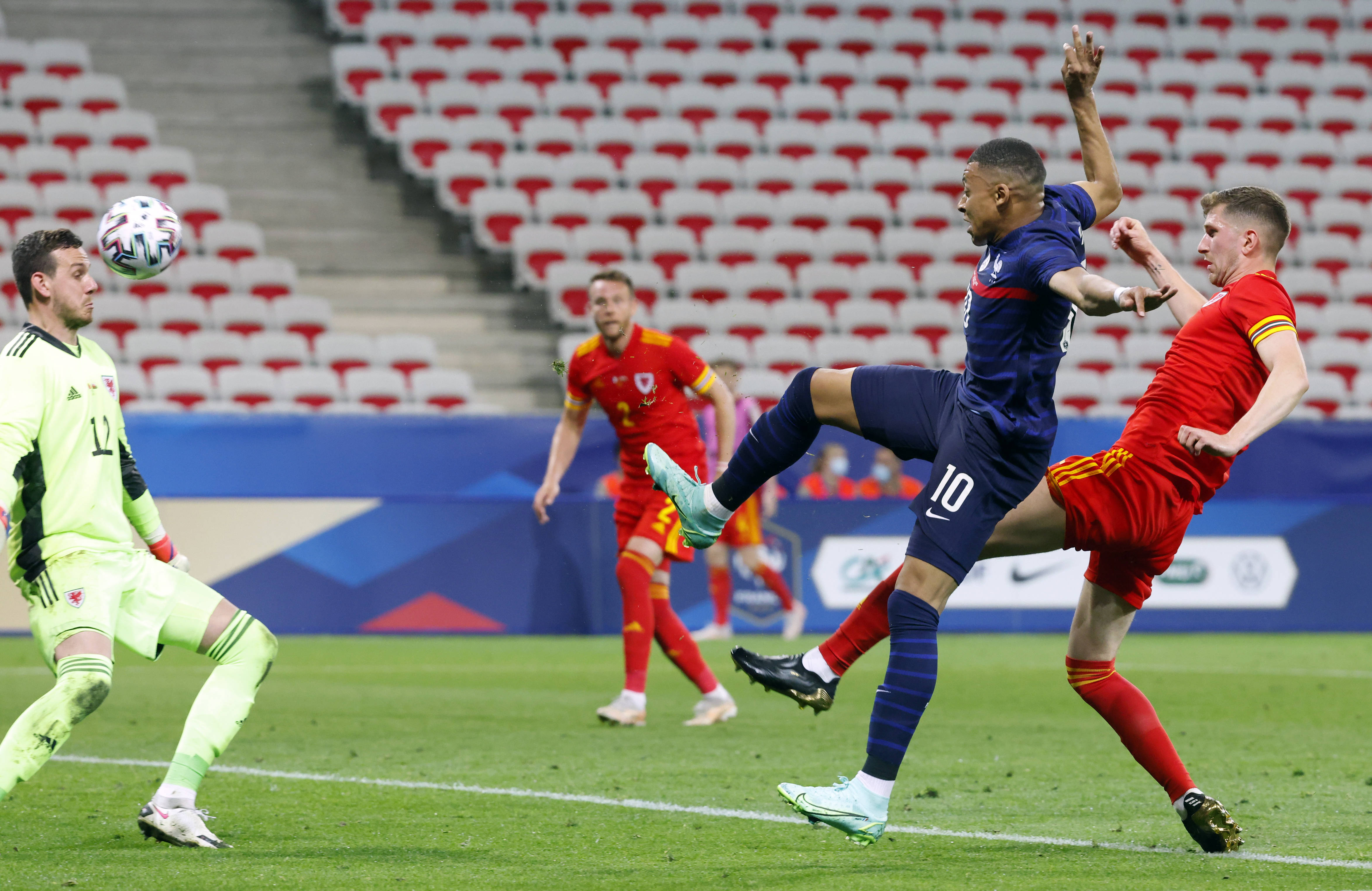 法国足球职业联赛强队呈现实力，争霸正酣的简单介绍