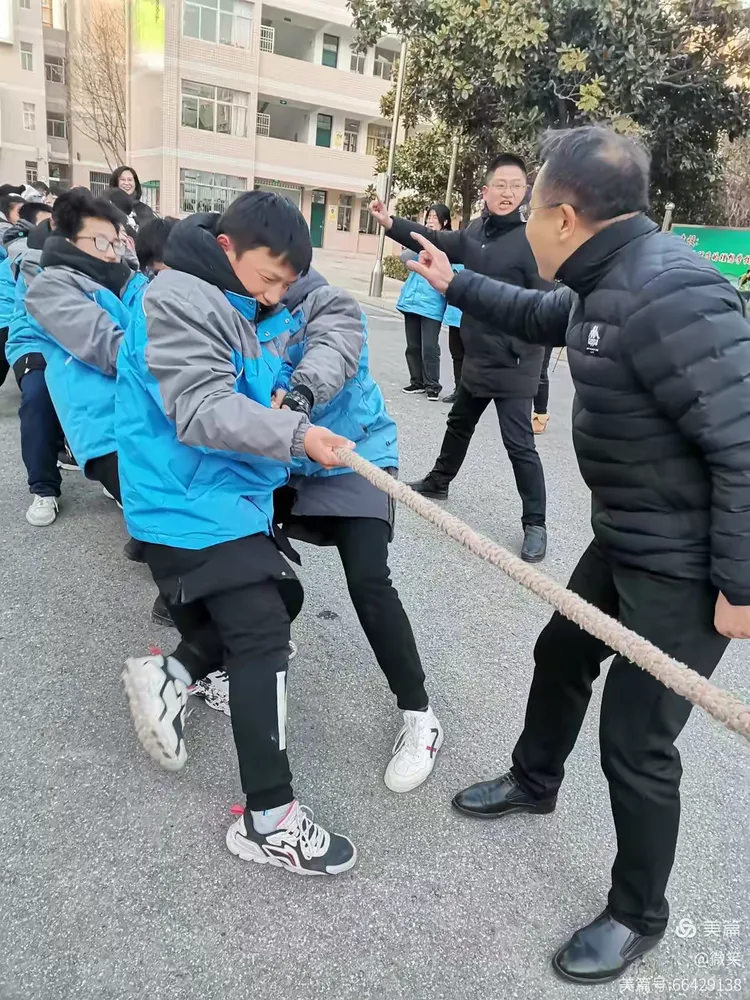 击鼓传风的比赛，势均力敌难分胜负