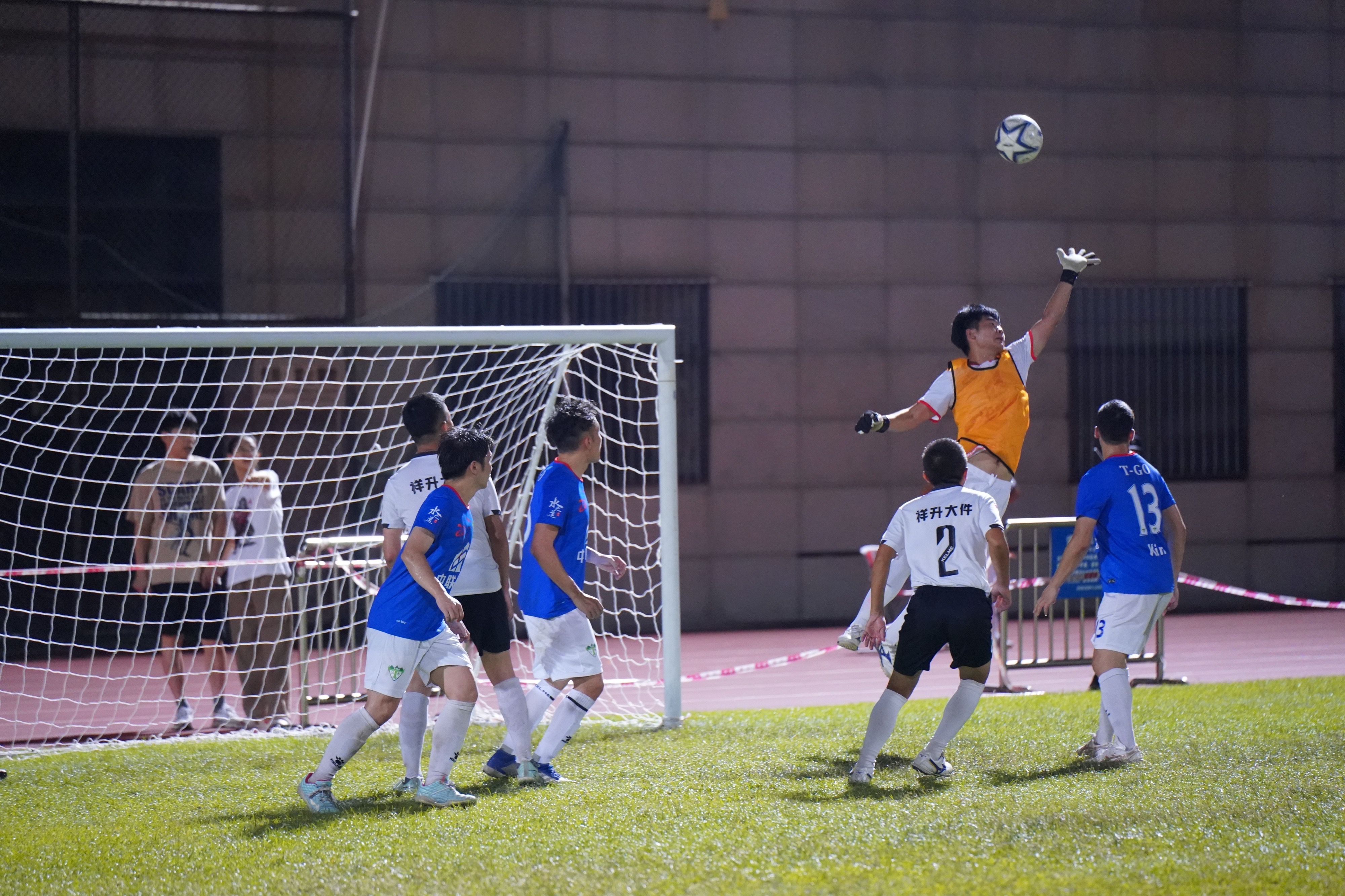 足球赛场上的精彩瞬间，球迷热情高涨