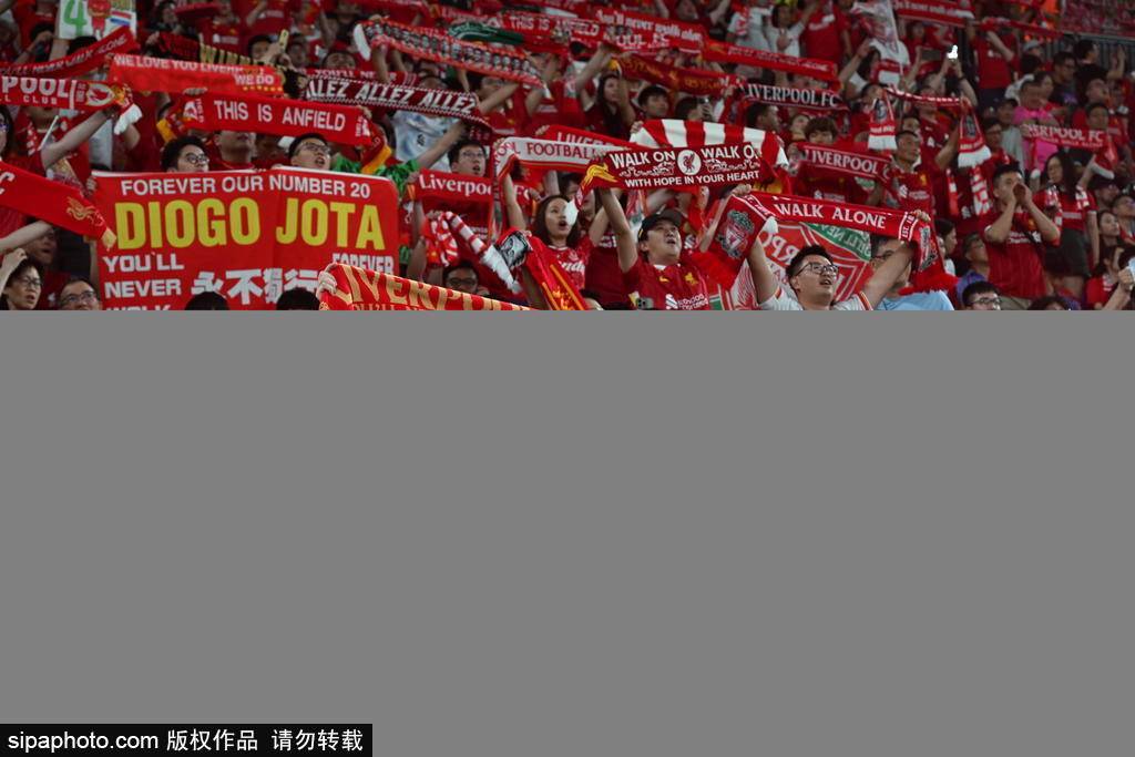 关于肆意挥洒汗水的足球赛事，球队实力互撼的信息