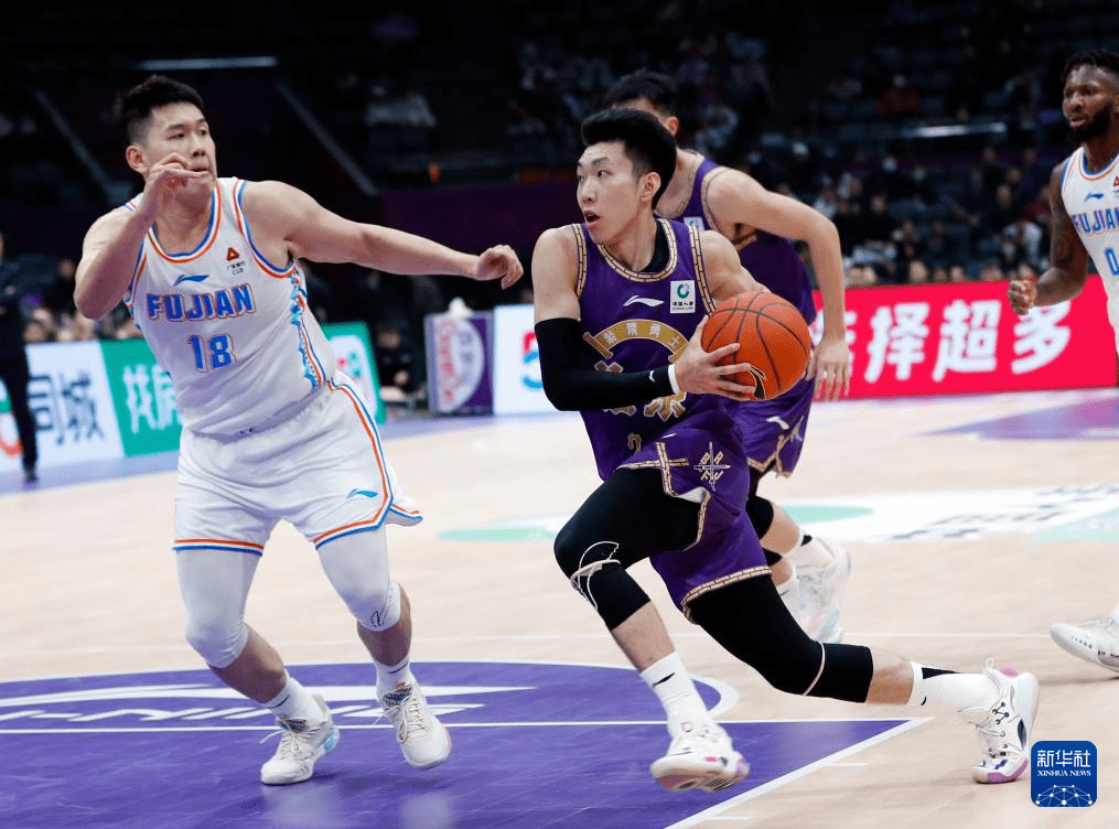 职业联赛中球员的突破运球技术较量