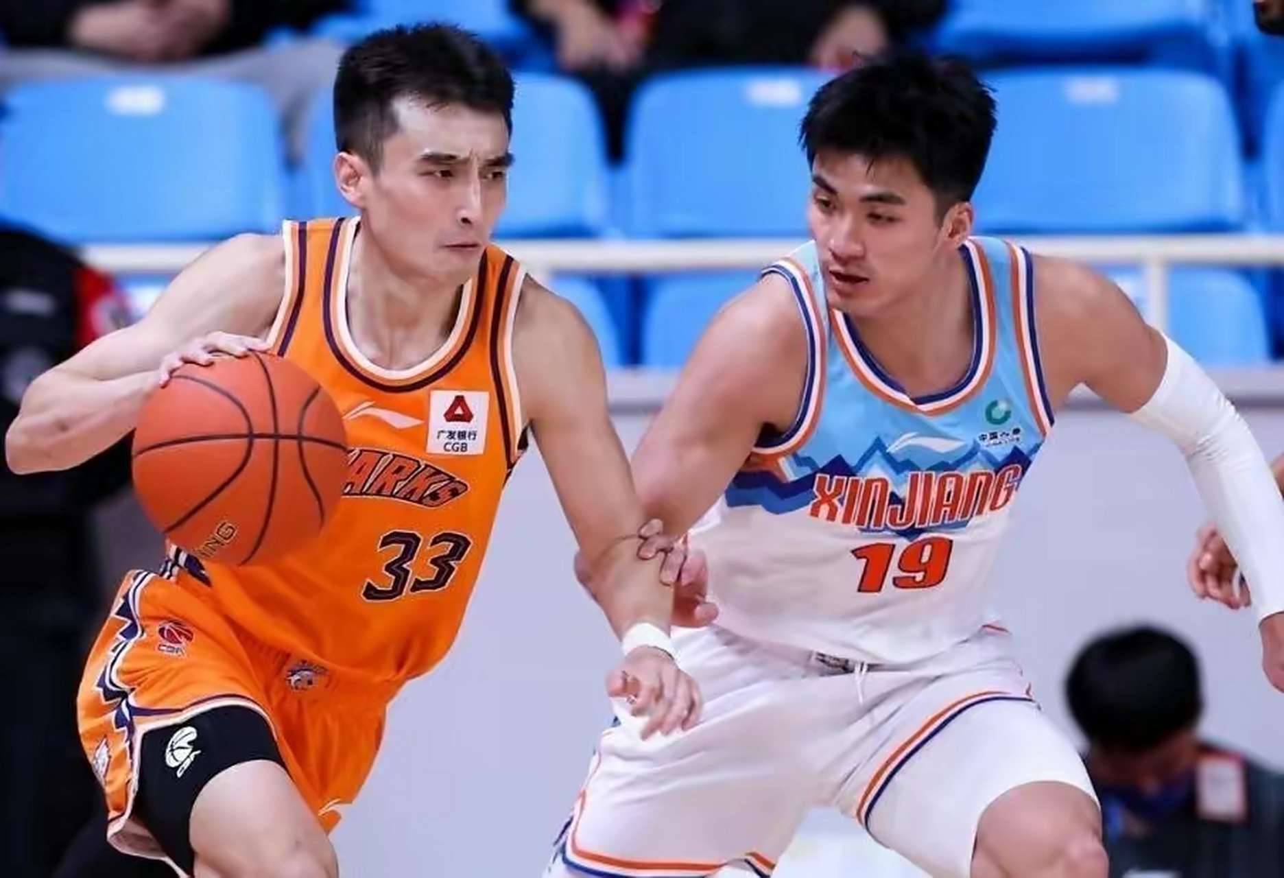 篮球球员表现出色，赢得球队胜利