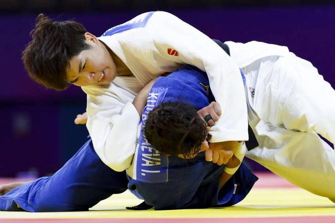 柔道选手搏击擂台，勇夺金牌