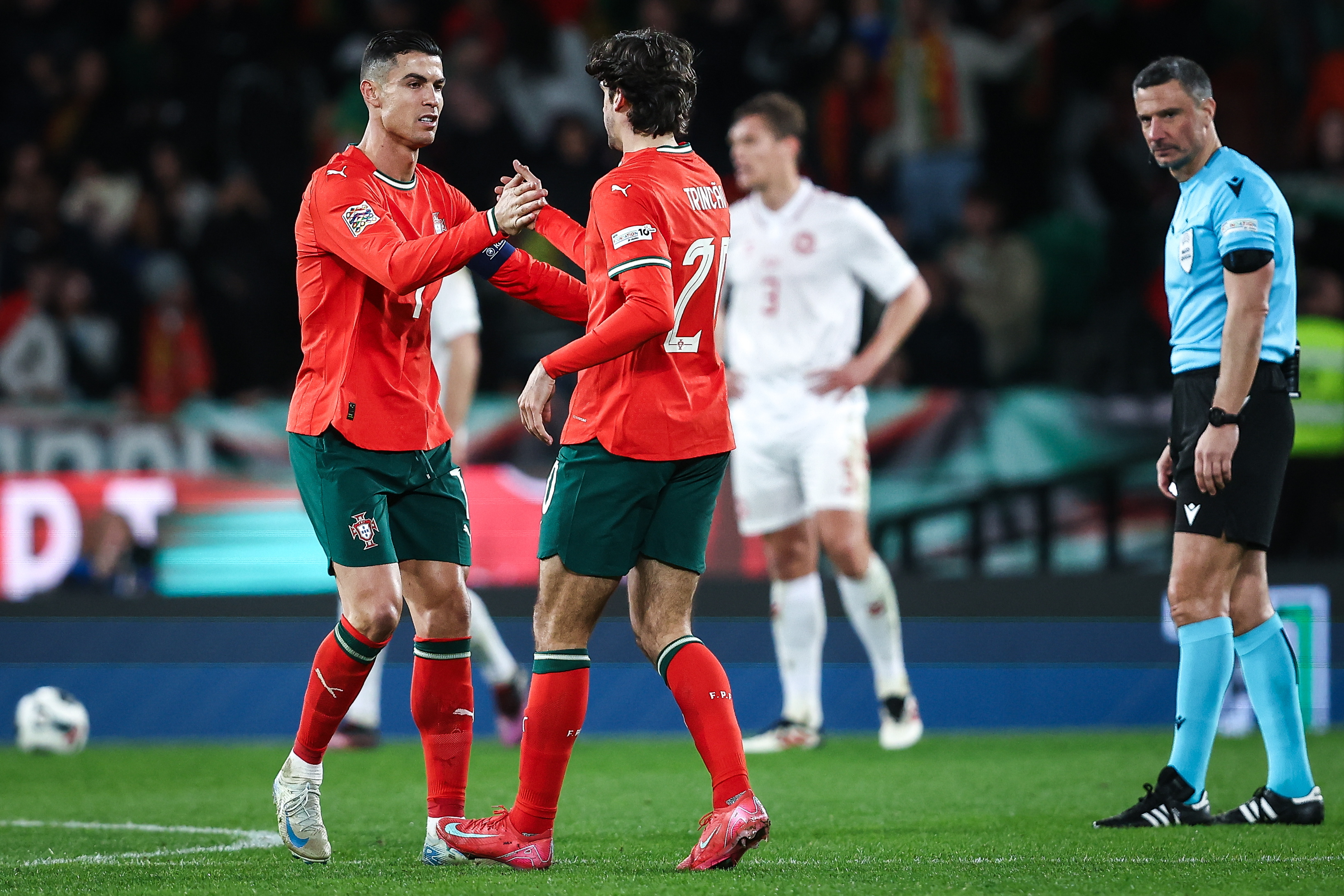 包含葡萄牙队稳扎稳打，小组晋级形势有望的词条