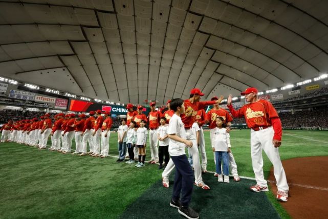 捷克队昂首挺胸，力争胜利进一步