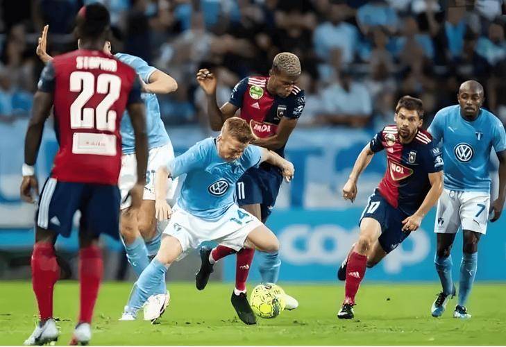 包含瓦伦西亚连胜，皇家社会遭逢失利的词条