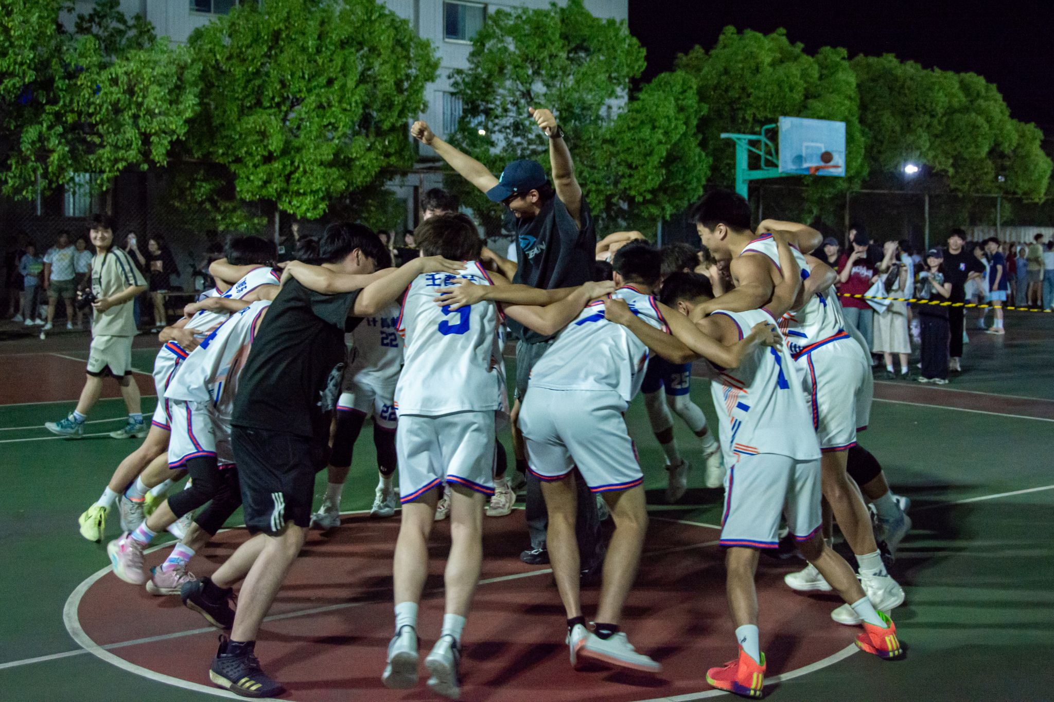 篮球比赛战况激烈,场上球员鏖战到底 篮球比赛战况激烈,场上球员鏖战到底