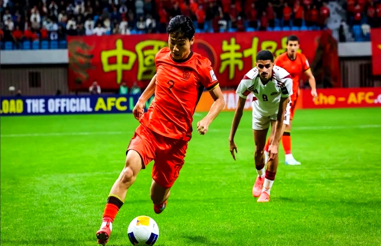 紧张对决中，球员展现出色表现，引发球迷狂热