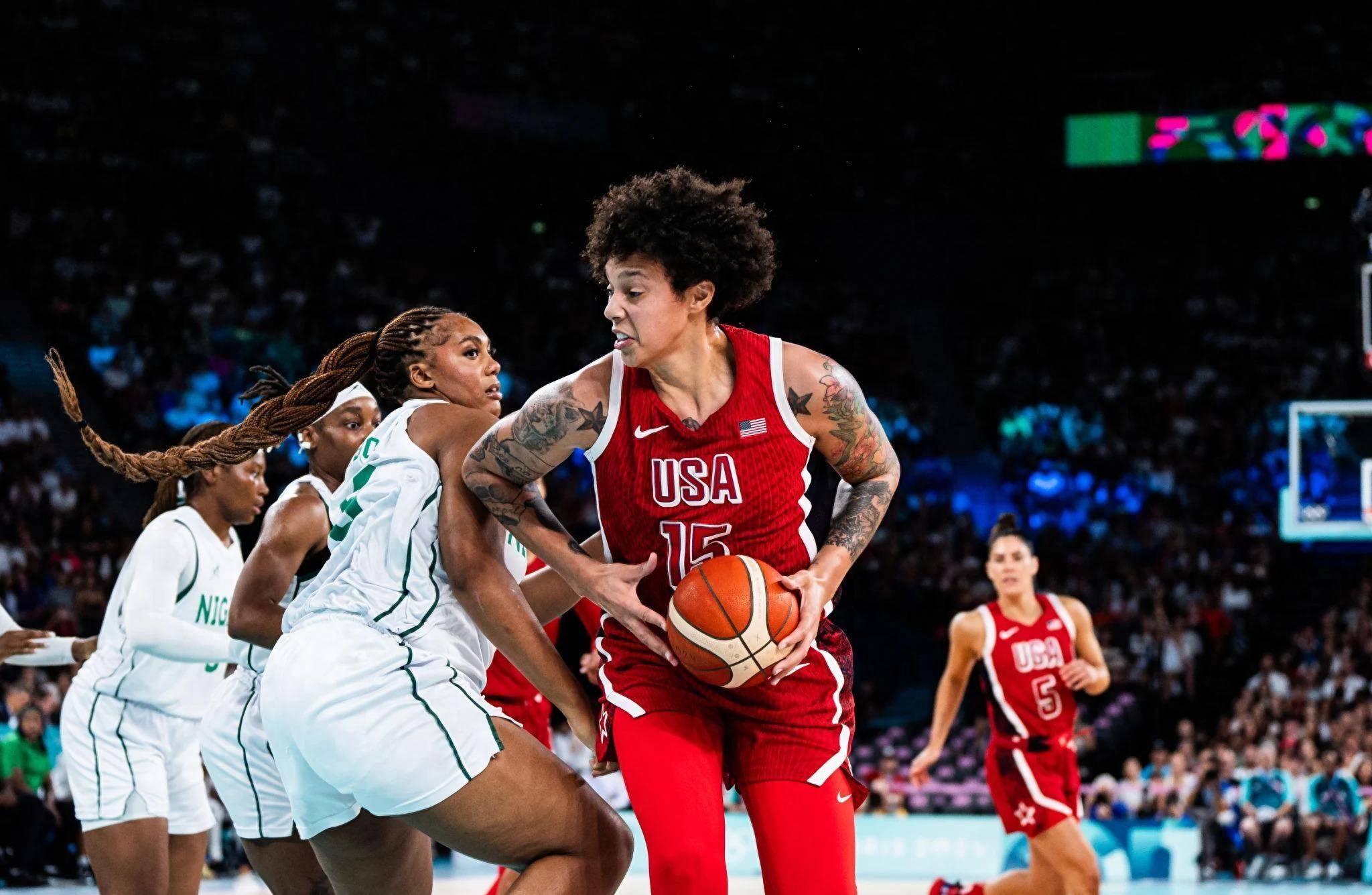 美国代表队创造佳绩，全场欢呼的简单介绍